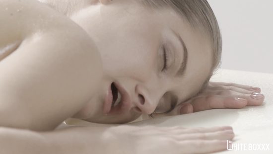 Massage leads thin beauty to elegant sex