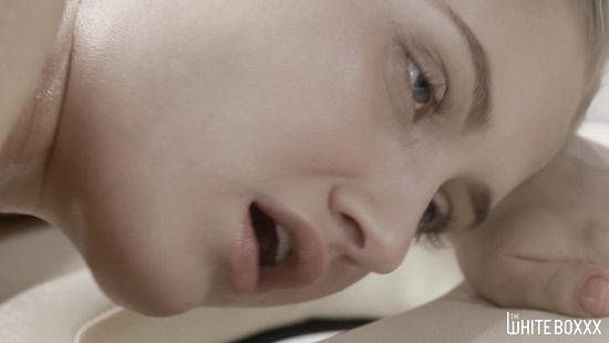 Massage leads thin beauty to elegant sex