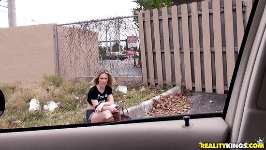 Amateur filmed in closeup when trying sex in the car