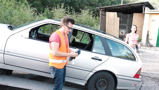 Back seat porn for a slim brunette in heats
