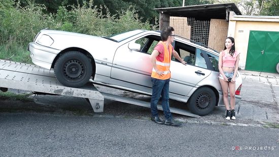 Back seat porn for a slim brunette in heats