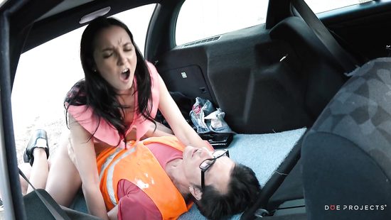 Back seat porn for a slim brunette in heats