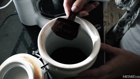 Murina Fae acts sensual in passionate solo