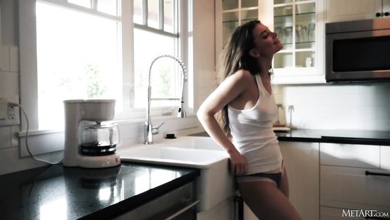 Murina Fae acts sensual in passionate solo