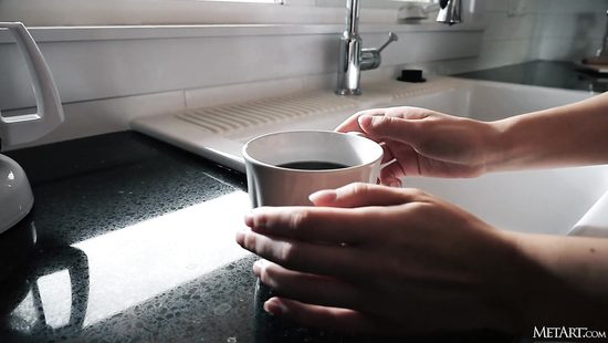 Murina Fae acts sensual in passionate solo