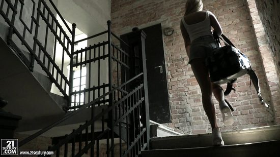 Blondie endures heavy inches in merciless XXX