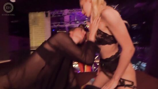 Вечеринка всех возможных слабостей человеческих и наслаждений.