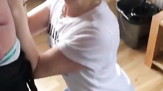 Дружаня накормил свою соседку.