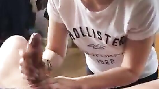 Дружаня накормил свою соседку.