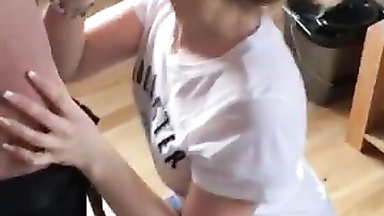 Дружаня накормил свою соседку.