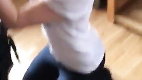 Дружаня накормил свою соседку.