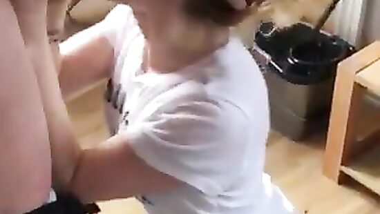 Дружаня накормил свою соседку.