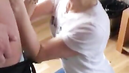 Дружаня накормил свою соседку.