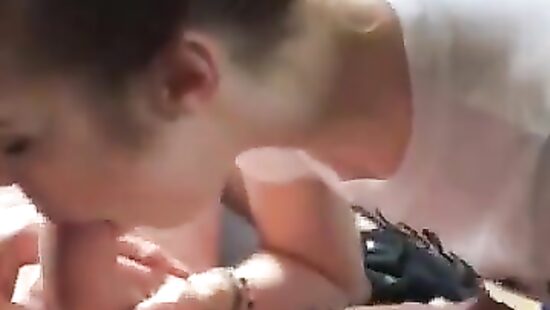 Дружаня накормил свою соседку.