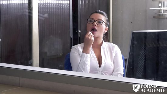 Brunette fits entire BBC down the ass