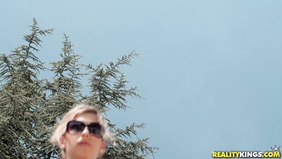 Dazzling blonde works magic for the horny man