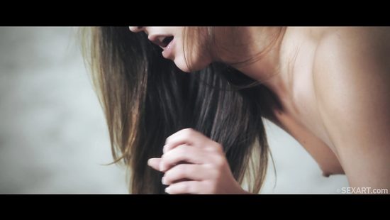 Energized blonde dazzles with pure porn