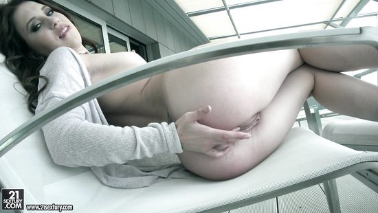 Screaming brunette feels it in the ass