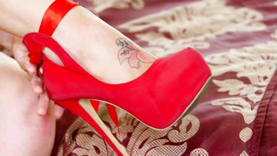 Solo blonde fingers pussy in seductive play