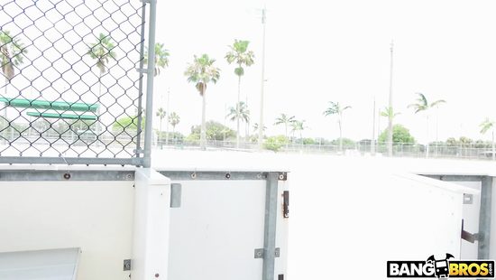 Curvy MILF gets butt hole enlarged