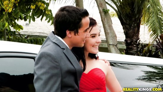 Passionate car sex shows her real face