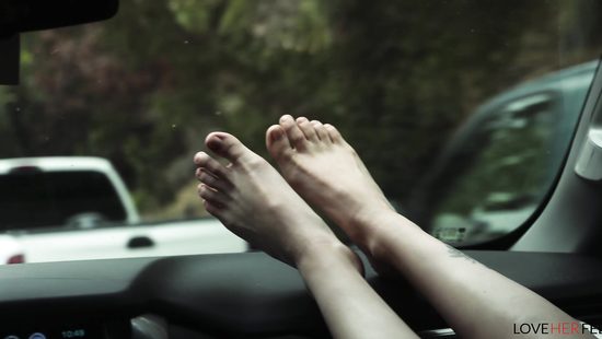 Energized teen shares foot fetish passion at home