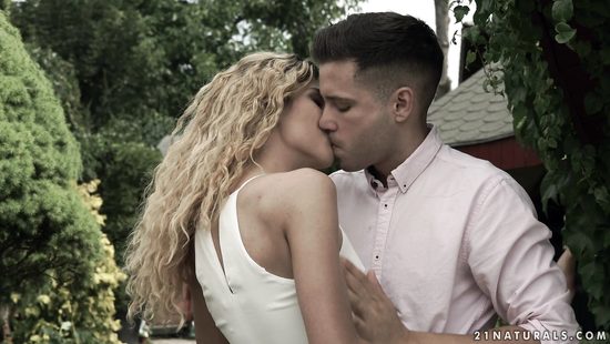 Lad's steel inches make her wanna swallow