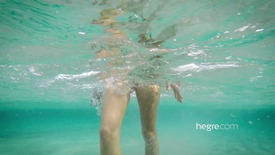 Nude babe shows her tits and pussy on the beach