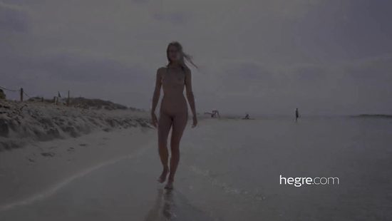 Nude babe shows her tits and pussy on the beach