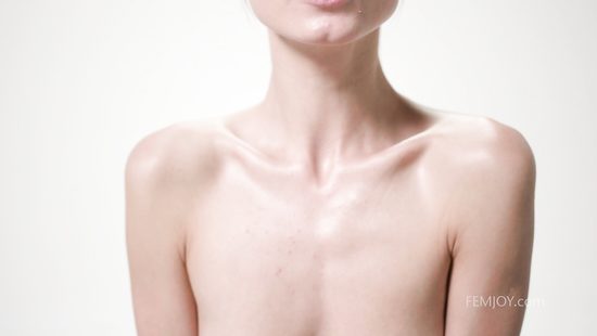 Slim blonde offers great workout session naked