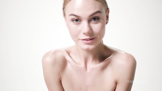 Slim blonde offers great workout session naked