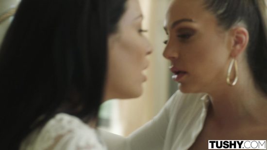 Naked women dazzle with beauty and style