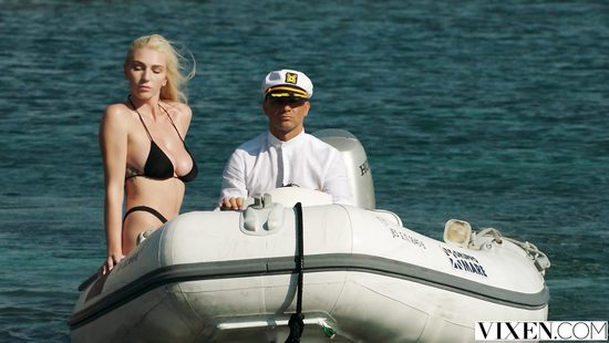 Outdoor sex by the sea with a random sailor