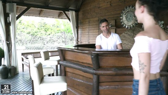 Outdoor pussy pleasure with the bartender