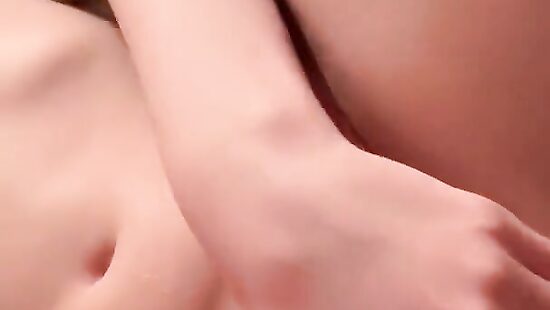 Ласкает себя