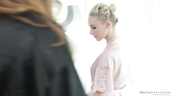 Masseur suits gorgeous women in threesome