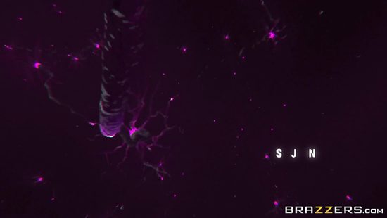 Perfect women share a dick in exclusive trio