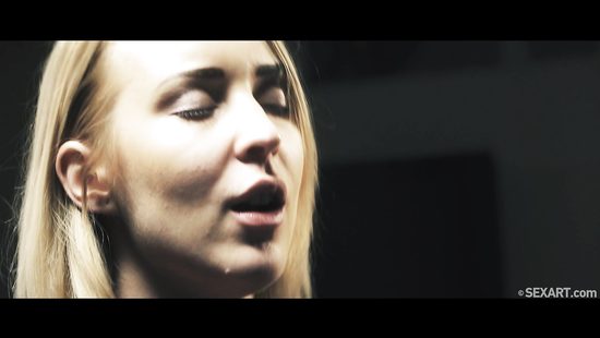 Sensual XXX for a blonde with perfect lines