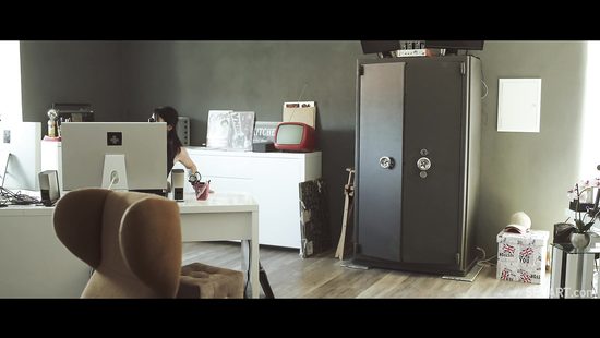 Deep fucked on the chair after soft oral