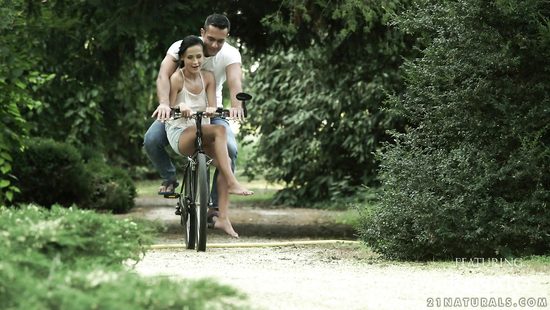 Busty nude doll dazzles with sexy foot fetish