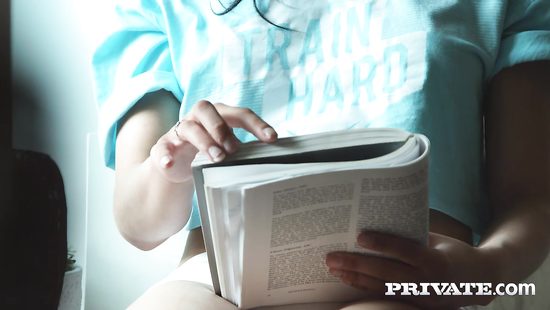 Slim babe puts it in the ass