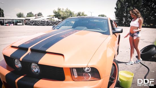 Naked babe fingers pussy out in the sun