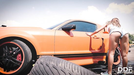 Naked babe fingers pussy out in the sun