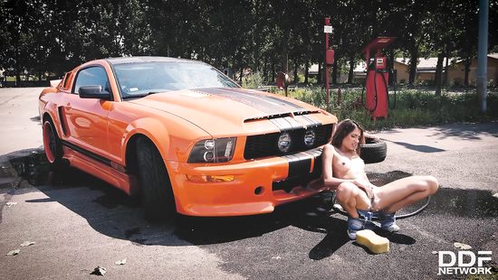 Naked babe fingers pussy out in the sun