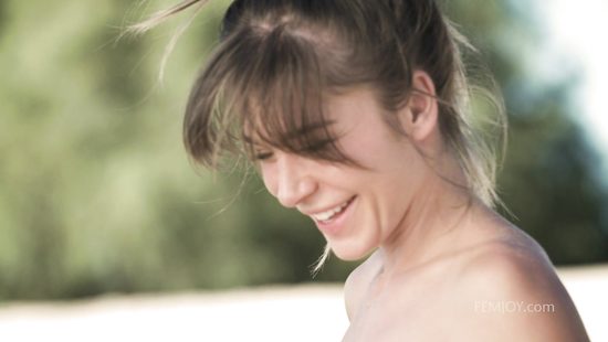 Perfect nudity in soft solo romance