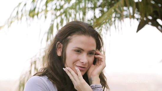 Small babe shows off in seductive solo