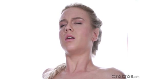 Blondie screams and shakes like the ultimate slut