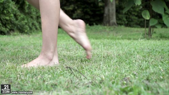 Fine outdoor sex for a petite hon