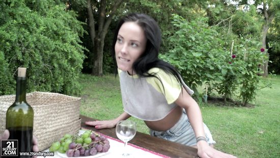 Fine outdoor sex for a petite hon