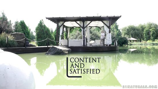 Nude mom tries anal on the couch